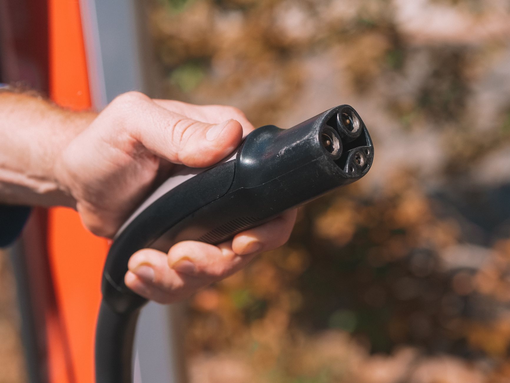 Kézben tartott elektromosautó-töltőcsatlakozó